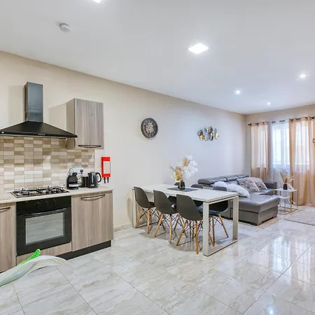 3br With Private Large Terrace In Marsascala Lägenhet *